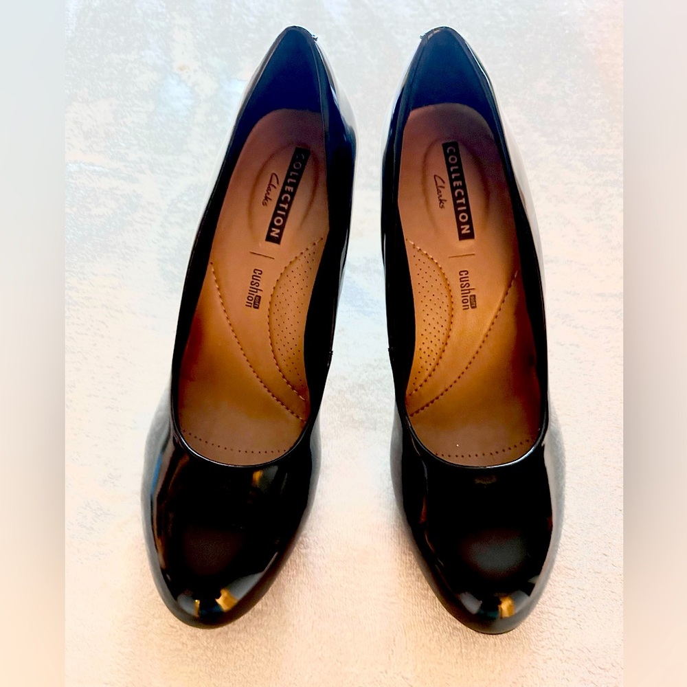 Clarks Classic black patent 1/2 inch platform pumps size 8.